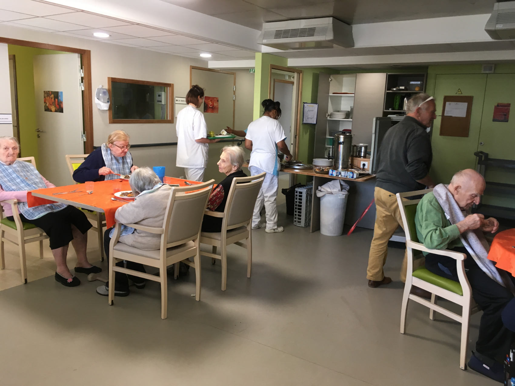 Les Girondines - UVP - Repas dans l'espace de vie