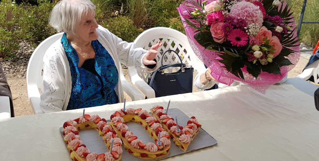 Mme Paillon avec fleurs et gâteau