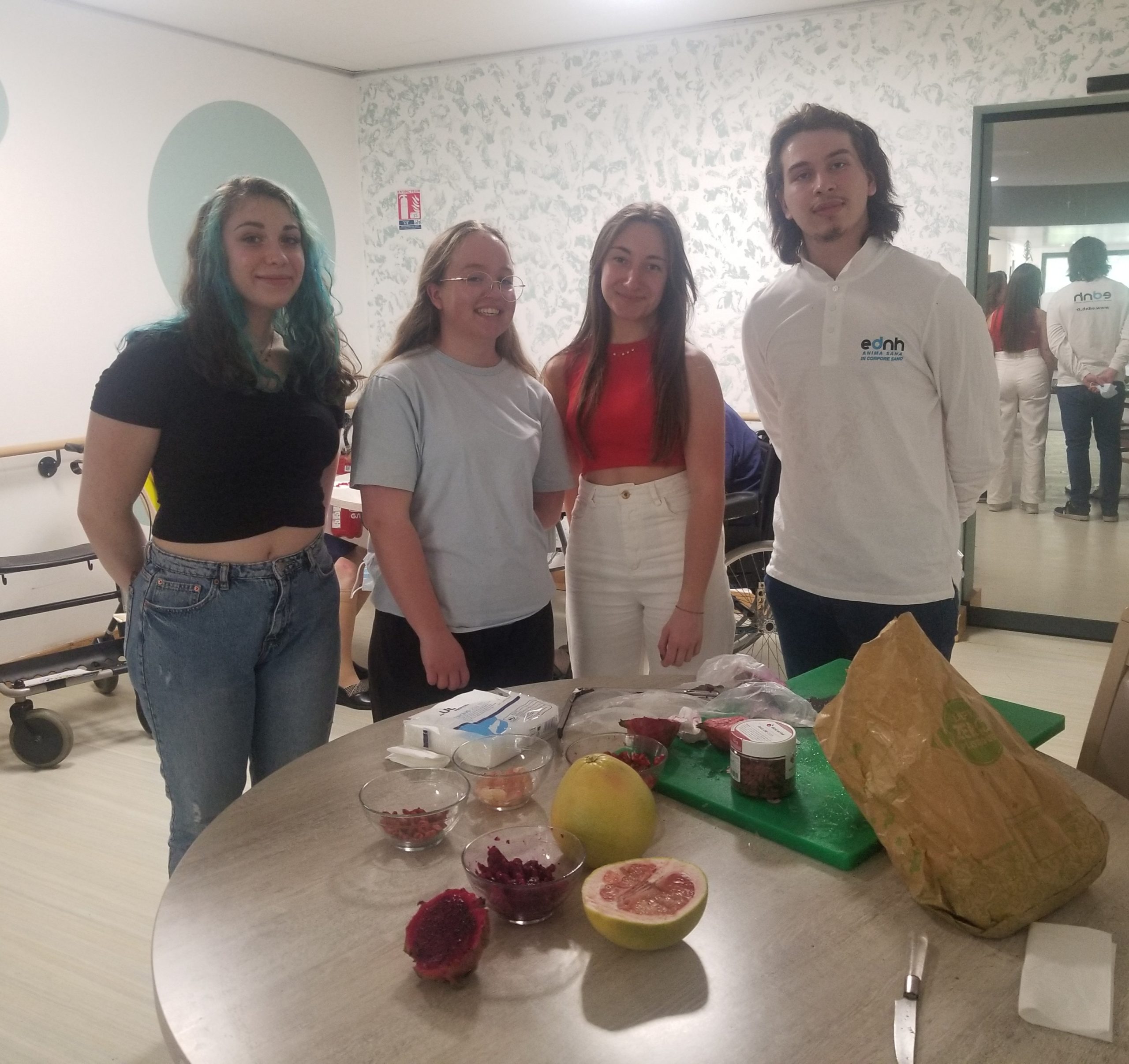 Quatre étudiants réalisant une animations sur l'alimentation dans un EHPAD