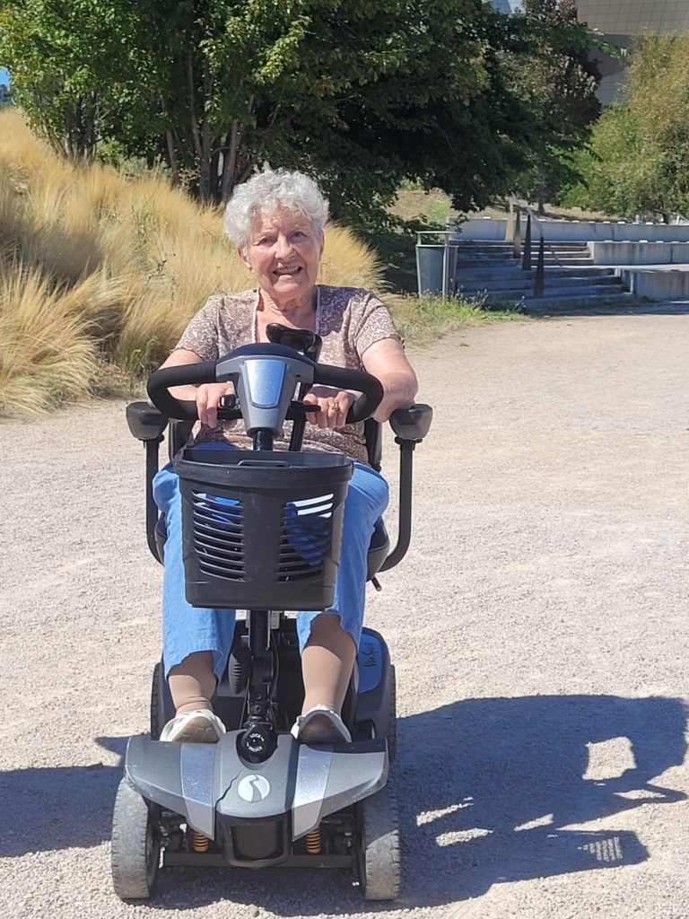 Personne âgée sur un scooter électrique