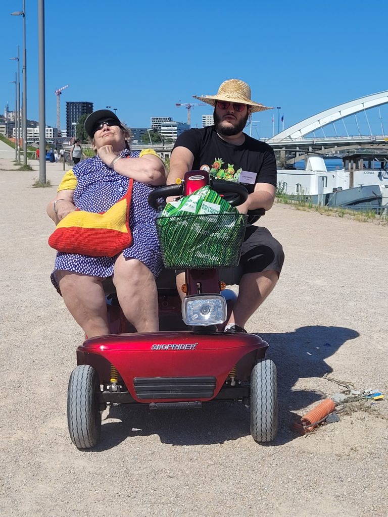 Personne âgée sur un scooter électrique biplace